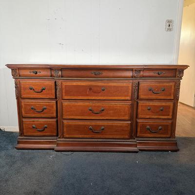 LOT 21Y: Raymour & Flanigan Dresser