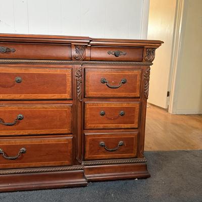 LOT 21Y: Raymour & Flanigan Dresser