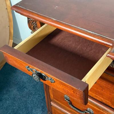 LOT 21Y: Raymour & Flanigan Dresser