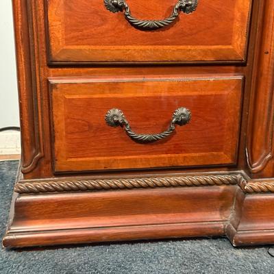 LOT 21Y: Raymour & Flanigan Dresser