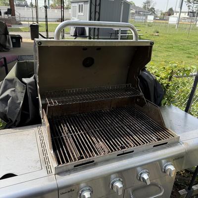 LOT 28: Char-Broil Advantage 4 Burner Propane Gas Grill