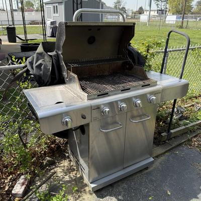 LOT 28: Char-Broil Advantage 4 Burner Propane Gas Grill