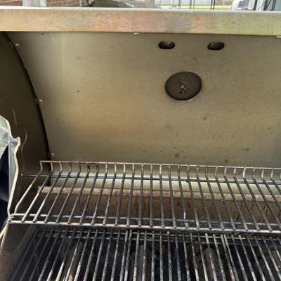 LOT 28: Char-Broil Advantage 4 Burner Propane Gas Grill