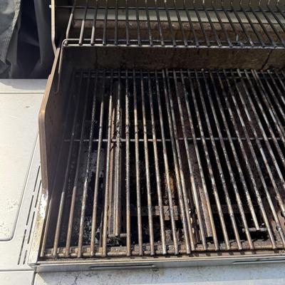 LOT 28: Char-Broil Advantage 4 Burner Propane Gas Grill