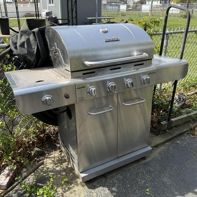 LOT 28: Char-Broil Advantage 4 Burner Propane Gas Grill