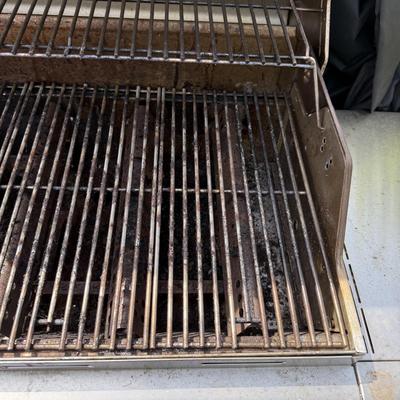 LOT 28: Char-Broil Advantage 4 Burner Propane Gas Grill