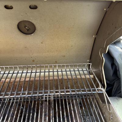 LOT 28: Char-Broil Advantage 4 Burner Propane Gas Grill