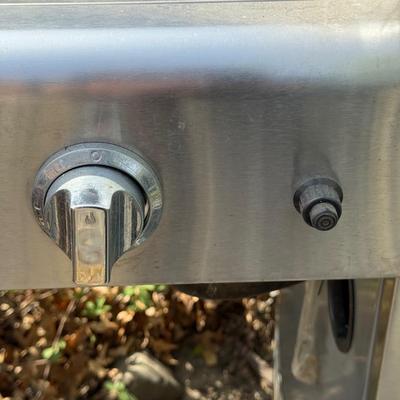 LOT 28: Char-Broil Advantage 4 Burner Propane Gas Grill