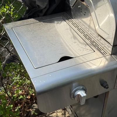LOT 28: Char-Broil Advantage 4 Burner Propane Gas Grill