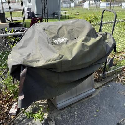 LOT 28: Char-Broil Advantage 4 Burner Propane Gas Grill