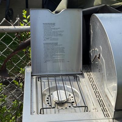 LOT 28: Char-Broil Advantage 4 Burner Propane Gas Grill