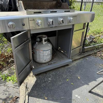 LOT 28: Char-Broil Advantage 4 Burner Propane Gas Grill