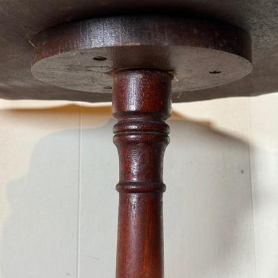 LOT 34: Antique Pie Crust Style 3 Leg Side Table