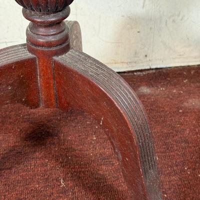 LOT 34: Antique Pie Crust Style 3 Leg Side Table