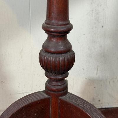 LOT 34: Antique Pie Crust Style 3 Leg Side Table