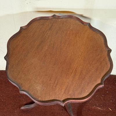 LOT 34: Antique Pie Crust Style 3 Leg Side Table