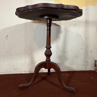 LOT 34: Antique Pie Crust Style 3 Leg Side Table
