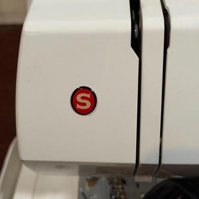 LOT 49B: Singer 7463 Sewing Machine w/ Sewing Table, Thread & More