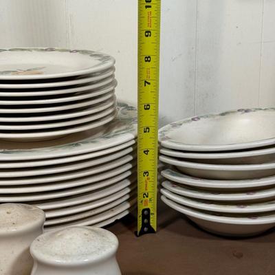 LOT 127B: Pfaltzgraff Jamberry Dinnerware Collection
