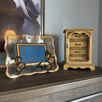 M8395 Vintage Jewelry Box with Butterfly Glass Plate