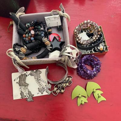 M8397 Tray of Costume Jewelry