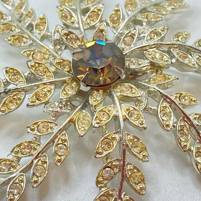 LOT 23: Vintage Brooch / Pin Collection