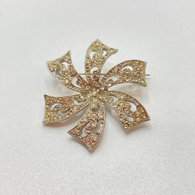 LOT 23: Vintage Brooch / Pin Collection