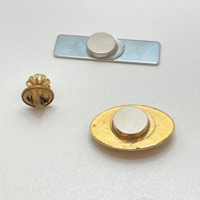 LOT 24: Large Collection of Gold Tone Jewelry - Pins, Brooches and Ring