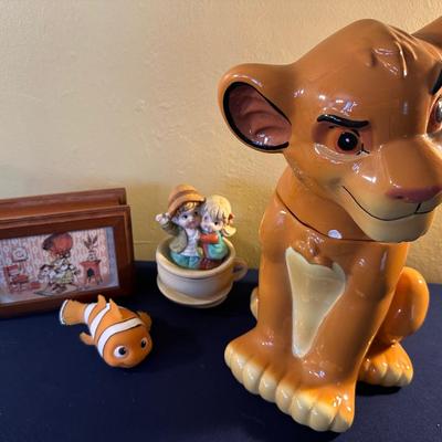 SIMBA COOKIE JAR AND MORE LOT