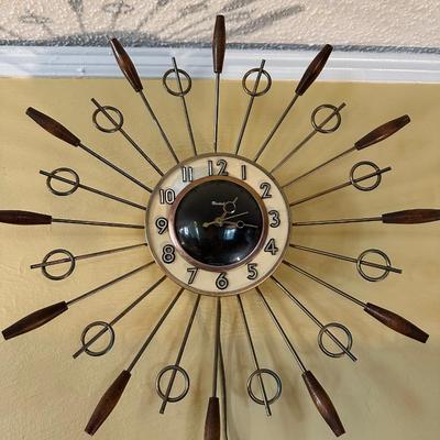MID CENTURY MODERN UNITED STARBURST WALL CLOCK
