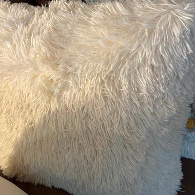 PILLOW, THROW LOT