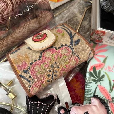 WOMENS MAKE UP BAGS, HOSE & MORE