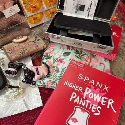 WOMENS MAKE UP BAGS, HOSE & MORE