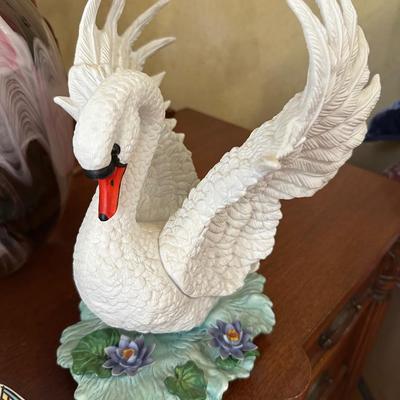 ART GLASS COLLECTOR PLATES & MORE LOT