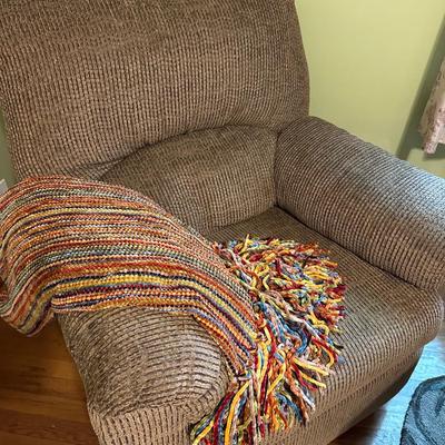 BEIGE RECLINER, THROW