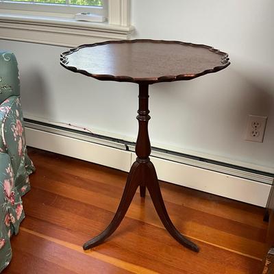 UBC524 Antique Mahogany Tripod Piecrust Table