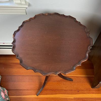 UBC524 Antique Mahogany Tripod Piecrust Table