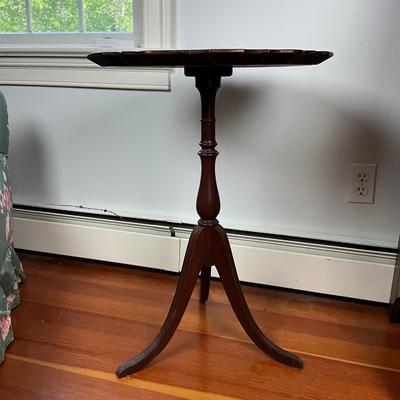 UBC524 Antique Mahogany Tripod Piecrust Table
