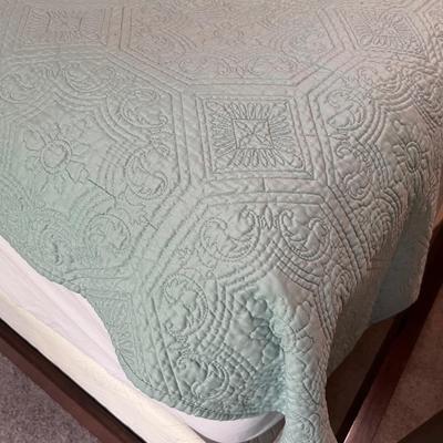 Garnet Hill Double Size Sheet Set Plus Twin Bedspread (GBB-RG)