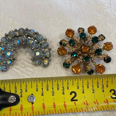 2 sparkling brooches