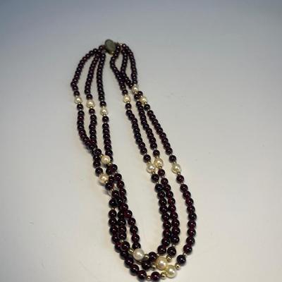 14 it G.F. Garnet/pearl necklace