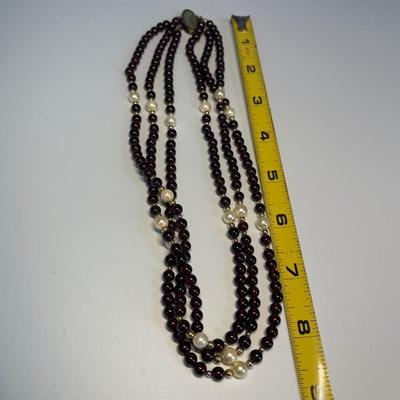 14 it G.F. Garnet/pearl necklace