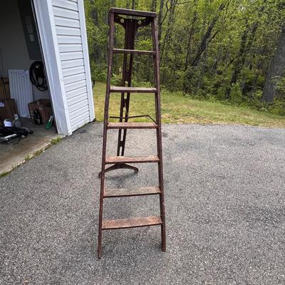 Sturdy Metal Tripod Ladder (G-RG)