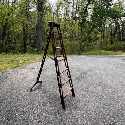Sturdy Metal Tripod Ladder (G-RG)