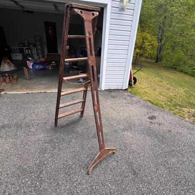 Sturdy Metal Tripod Ladder (G-RG)