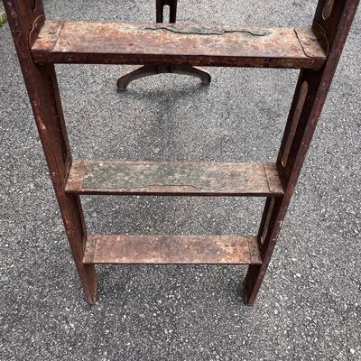 Sturdy Metal Tripod Ladder (G-RG)