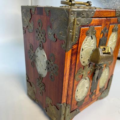 Gorgeous vintage Asian jewelry box!