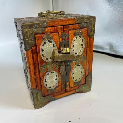 Gorgeous vintage Asian jewelry box!