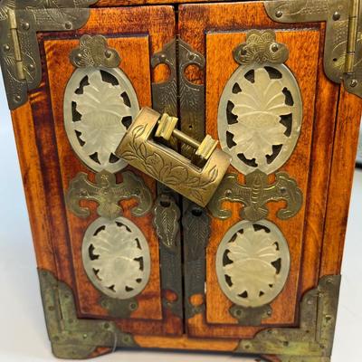 Gorgeous vintage Asian jewelry box!