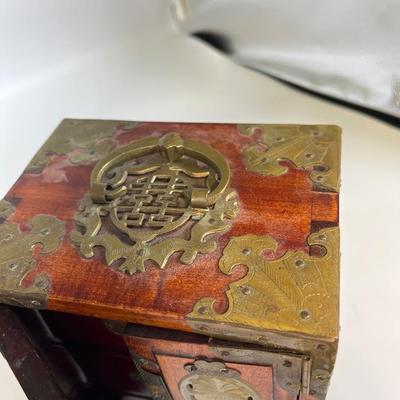 Gorgeous vintage Asian jewelry box!